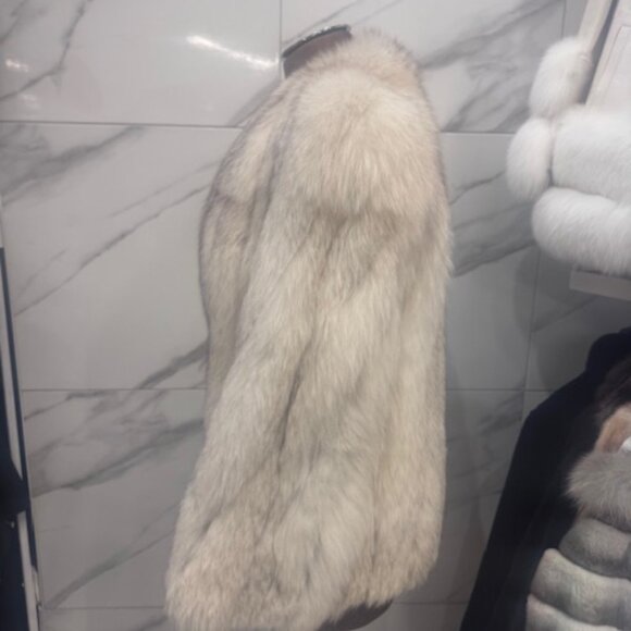 SILVER FOX  FUR COAT. - Picture 2 of 4